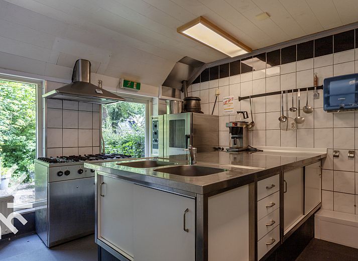 Play space and greenery at DG183 vacation home in Diever, Drenthe for families.