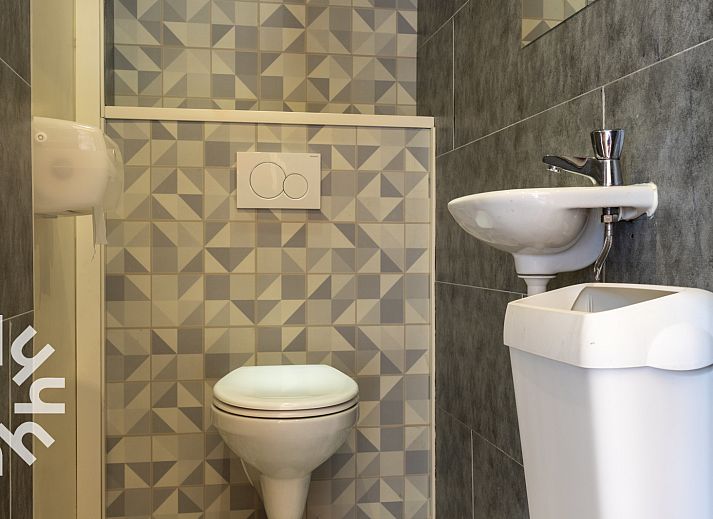 Play space and greenery at DG183 vacation home in Diever, Drenthe for families.