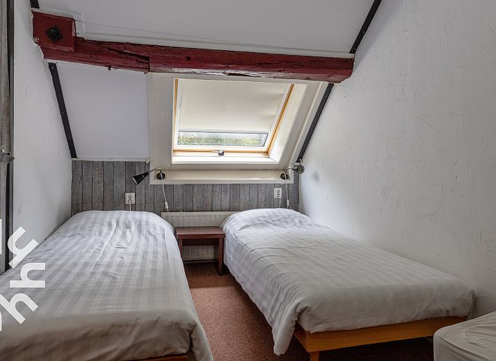 Spacious yard and natural surroundings at DG183 vacation home in Diever, Drenthe.