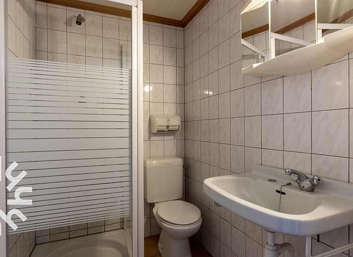 Spacious yard and natural surroundings at DG183 vacation home in Diever, Drenthe.