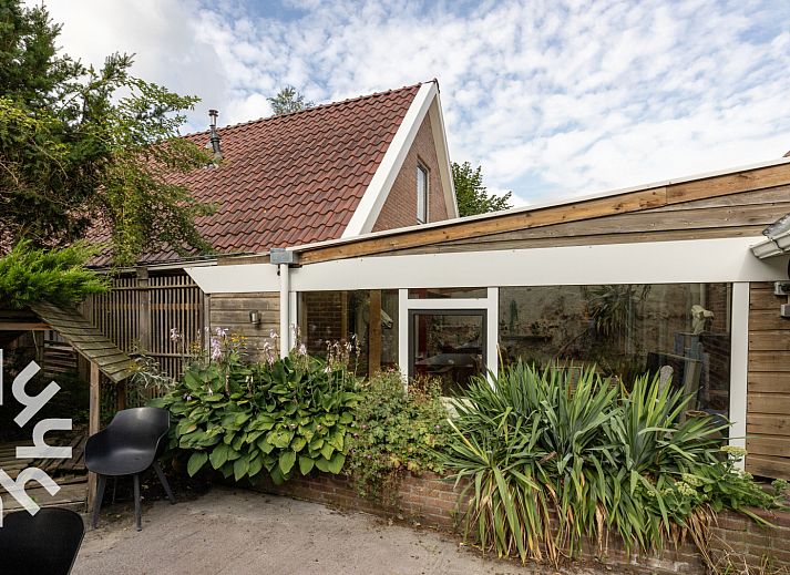 Spacious yard and natural surroundings at DG183 vacation home in Diever, Drenthe.
