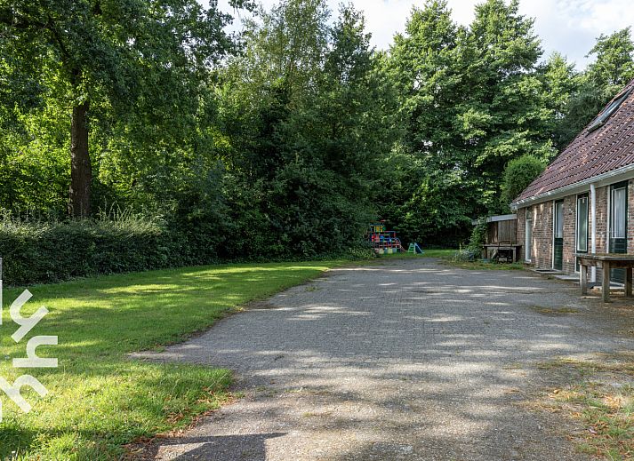 Praktisches Badezimmer mit Toilette und Waschbecken im Ferienhaus DG184 Diever Drenthe.
