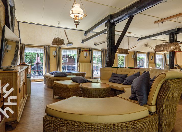 Praktisches Badezimmer mit Toilette und Waschbecken im Ferienhaus DG184 Diever Drenthe.