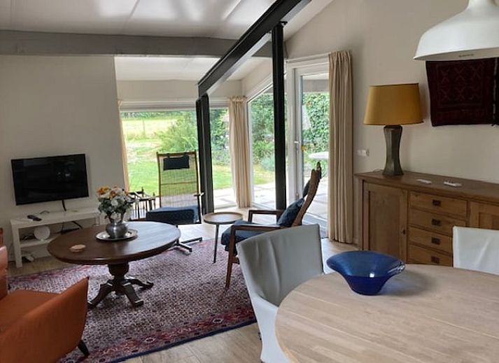 Ferienhaus in Diever, Suedwest-Drenthe, bietet einen wunderschoenen Blick auf gruene Felder und grasende Schafe fuer einen entspannten Aufenthalt.