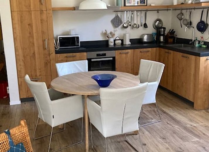 Ferienhaus in Diever, Suedwest-Drenthe, bietet einen wunderschoenen Blick auf gruene Felder und grasende Schafe fuer einen entspannten Aufenthalt.