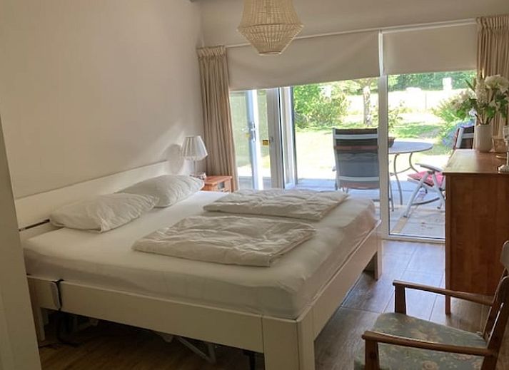 Ferienhaus in Diever, Suedwest-Drenthe, bietet einen wunderschoenen Blick auf gruene Felder und grasende Schafe fuer einen entspannten Aufenthalt.