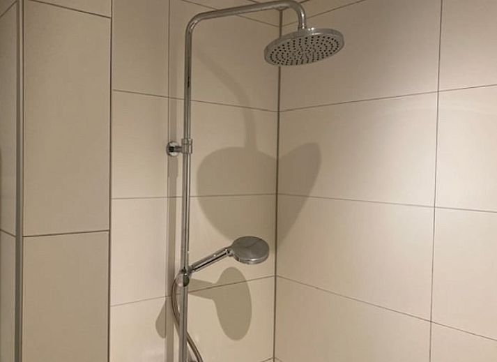 Ferienhaus in Diever, Suedwest-Drenthe, bietet einen wunderschoenen Blick auf gruene Felder und grasende Schafe fuer einen entspannten Aufenthalt.