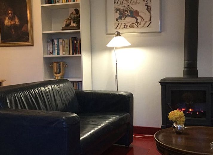 Geniessen Sie den schoenen Aussenbereich von Huisje in Diever, einem Ferienhaus im Suedwesten von Drenthe, mit gemuetlichen Gartenmoebeln und Blumen.