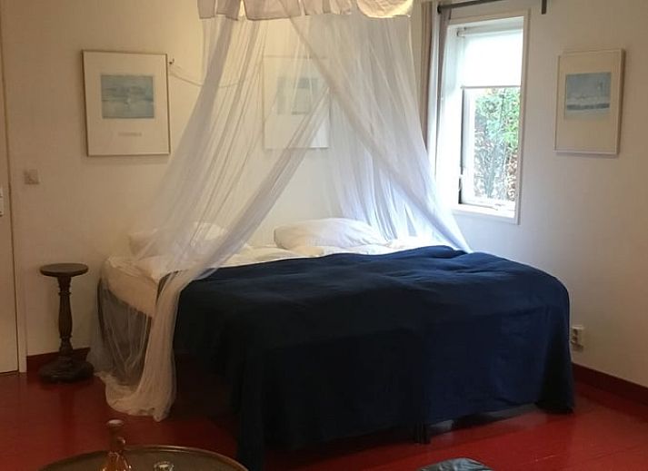 Entspannen Sie sich auf der Terrasse von Huisje in Diever, einem Ferienhaus in Drenthe, umgeben von ueppiger Natur und frischer Luft.