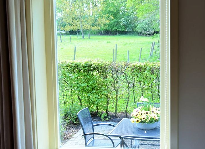 Erleben Sie die Ruhe im Schlafzimmer von Huisje in Diever, einem Ferienhaus im Suedwesten von Drenthe, das mit einem eleganten Himmelbett fuer hoechsten Komfort sorgt.