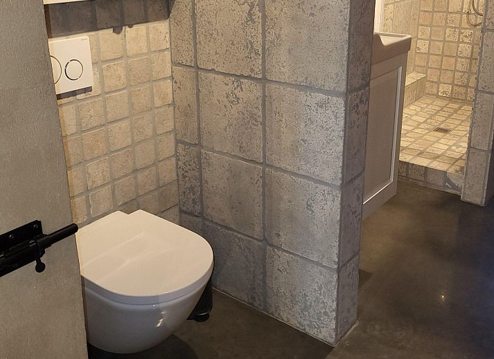 Stilvolles Interieur des Ferienhauses DG2052 in Diever, Suedwest-Drenthe, mit gemuetlicher Sitzecke und moderner Einrichtung.