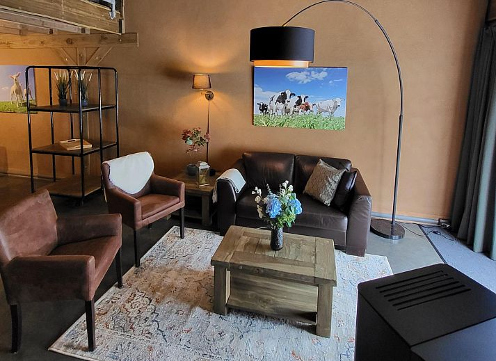 Stilvolles Interieur des Ferienhauses DG2052 in Diever, Suedwest-Drenthe, mit gemuetlicher Sitzecke und moderner Einrichtung.