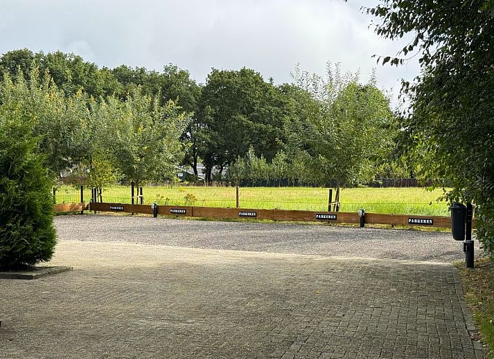 Stilvolles Interieur des Ferienhauses DG2052 in Diever, Suedwest-Drenthe, mit gemuetlicher Sitzecke und moderner Einrichtung.