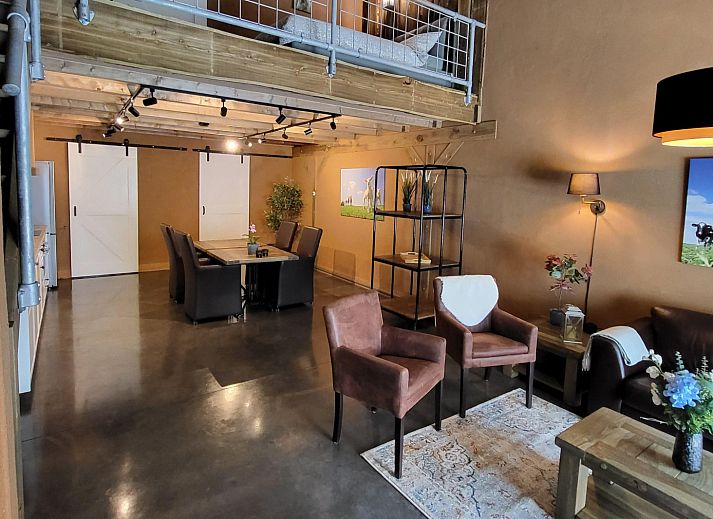 Gemuetliches Wohnzimmer des Ferienhauses DG2052 in Diever, Suedwest-Drenthe, mit bequemer Sitzecke und gemuetlichem Holzofen.