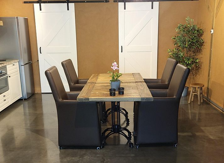 Gemuetliches Wohnzimmer des Ferienhauses DG2052 in Diever, Suedwest-Drenthe, mit bequemer Sitzecke und gemuetlichem Holzofen.