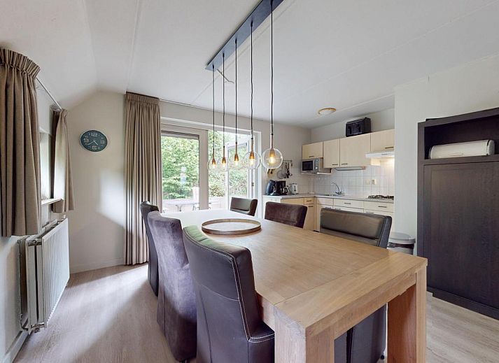 Vakantiehuis Borre Bos in Diever, Drenthe, omgeven door groene natuur en rustieke charme.