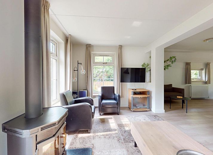 Vakantiehuis Borre Bos in Diever, Drenthe, omgeven door groene natuur en rustieke charme.