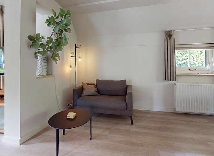 Vakantiehuis Borre Bos in Diever, Drenthe, omgeven door groene natuur en rustieke charme.