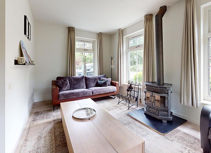 Vakantiehuis Borre Bos in Diever, Drenthe, omgeven door groene natuur en rustieke charme.