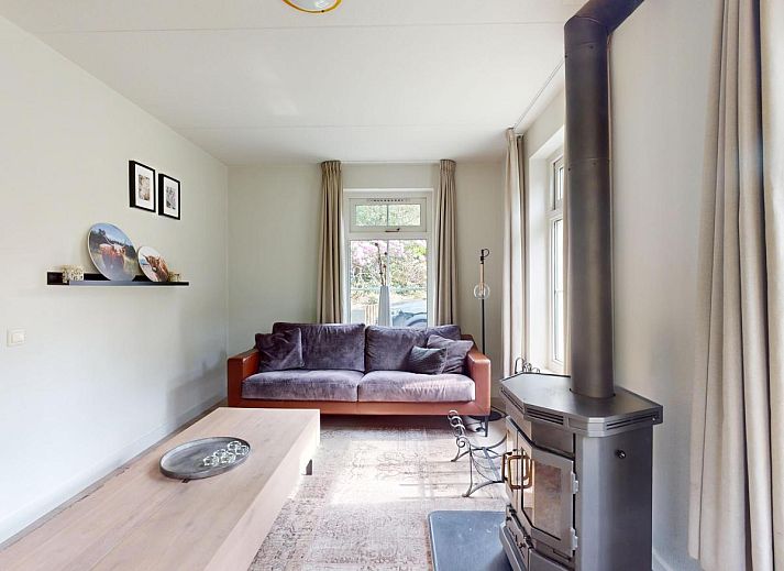 Gezellige eetruimte in vakantiehuis Borre Bos, Diever, met moderne keuken en uitzicht op de groene omgeving van Zuidwest Drenthe.