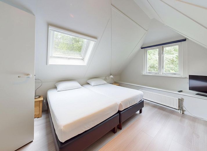 Gezellige eetruimte in vakantiehuis Borre Bos, Diever, met moderne keuken en uitzicht op de groene omgeving van Zuidwest Drenthe.