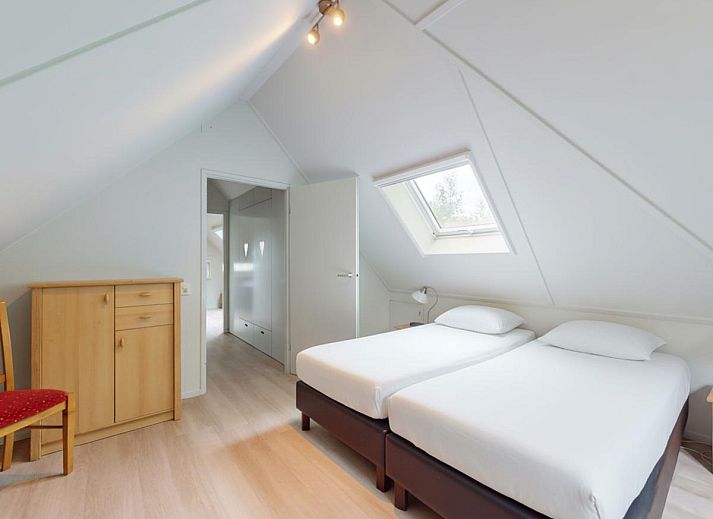 Gezellige woonkamer in vakantiehuis Borre Bos, Diever, met houtkachel en moderne inrichting, ideaal voor ontspanning in Zuidwest Drenthe.