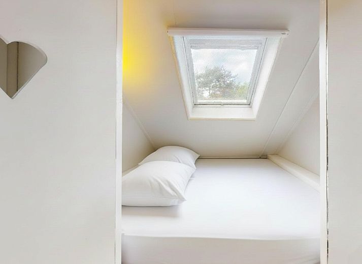 Gezellige woonkamer in vakantiehuis Borre Bos, Diever, met houtkachel en moderne inrichting, ideaal voor ontspanning in Zuidwest Drenthe.