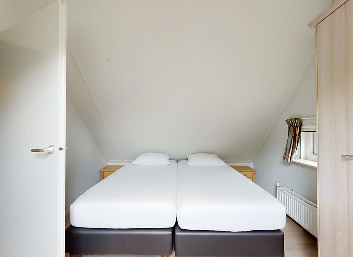 Gezellige woonkamer in vakantiehuis Borre Bos, Diever, met houtkachel en moderne inrichting, ideaal voor ontspanning in Zuidwest Drenthe.