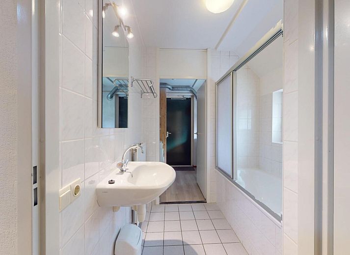 Gezellige woonkamer in vakantiehuis Borre Bos, Diever, met houtkachel en moderne inrichting, ideaal voor ontspanning in Zuidwest Drenthe.