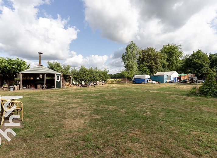 Eingang zum Ferienhaus DG053 in Diever, umgeben von viel Gruen.
