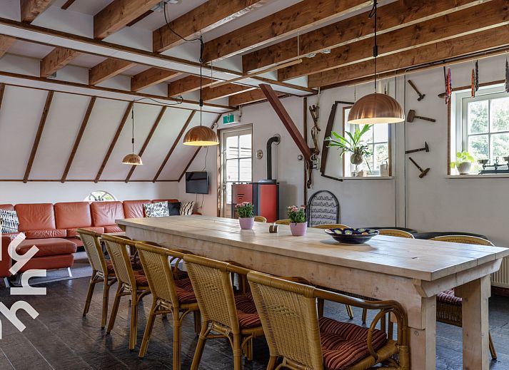 Gemuetliches Wohnzimmer in DG053, Diever mit Holzbalken und grosser Sitzecke.