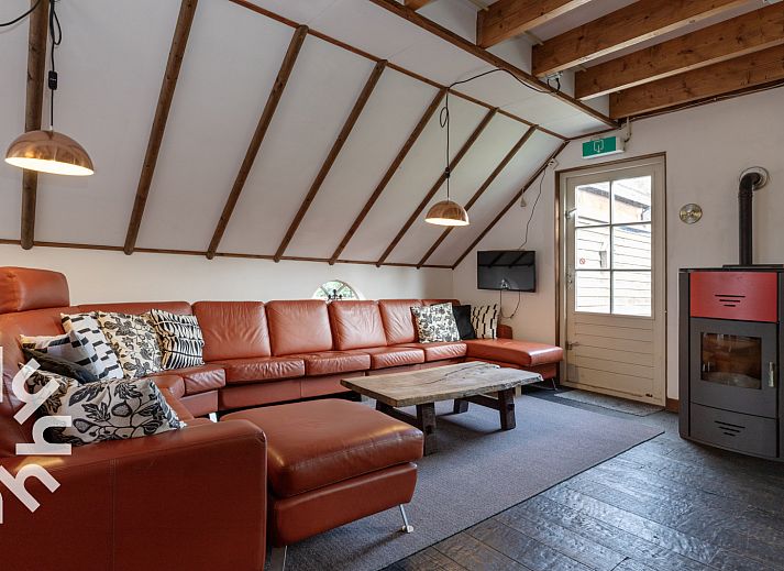 Gemuetliches Wohnzimmer in DG053, Diever mit Holzbalken und grosser Sitzecke.