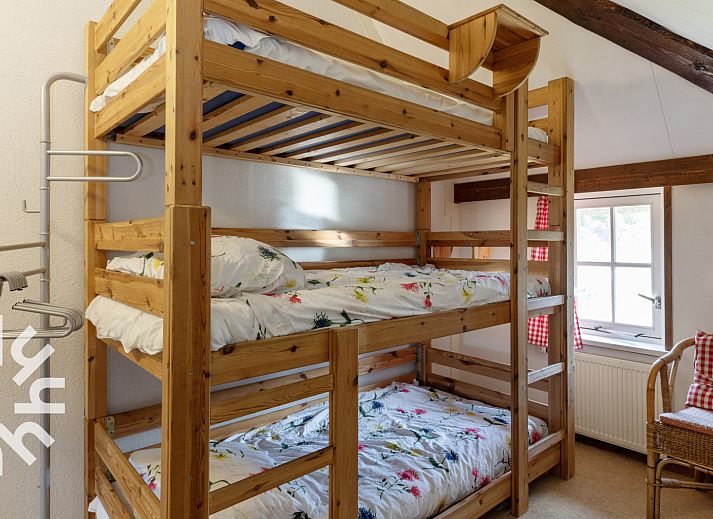 Gemuetliches Wohnzimmer in DG053, Diever mit Holzbalken und grosser Sitzecke.