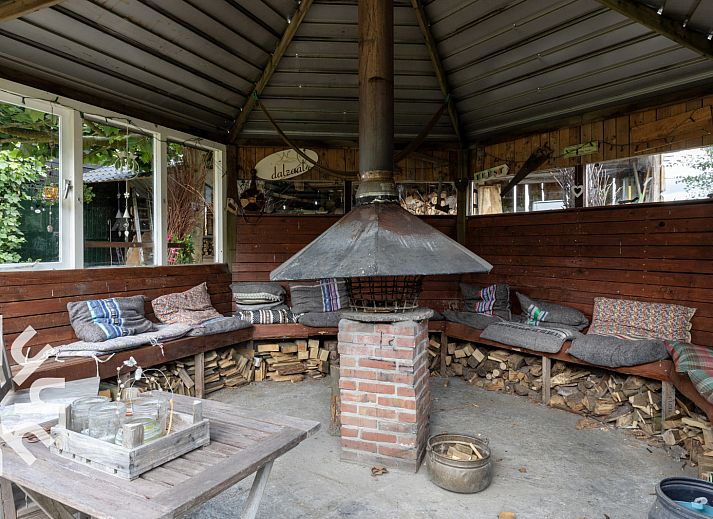 Spielecke im Ferienhaus DG053, Diever mit Spielen und Hochstuhl.