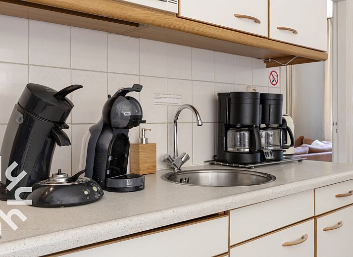 Parkeerplaats bij DG264 vakantiehuis in Diever, Zuidwest Drenthe. Ruime en schaduwrijke plek.