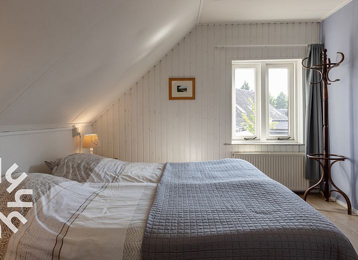 Gezellige woonkamer van DG264 vakantiehuis in Diever, Zuidwest Drenthe met comfortabele stoelen.