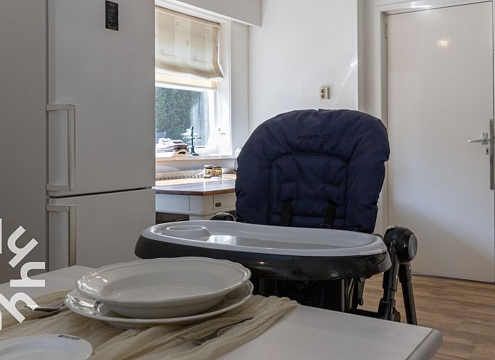 Gezellige woonkamer van DG264 vakantiehuis in Diever, Zuidwest Drenthe met comfortabele stoelen.