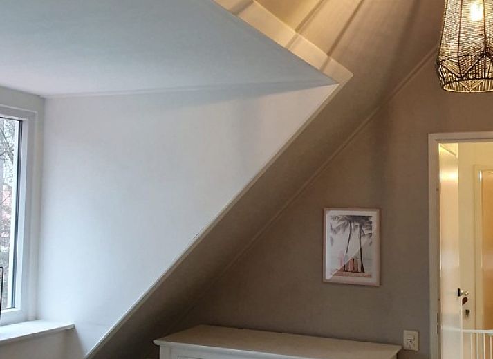 Gemuetliches Wohnzimmer des Ferienhauses Mepke in Diever, Drenthe, mit Blick auf die natuerliche Umgebung.