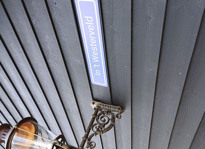 Geniet van het uitzicht op de tuin vanaf de veranda van vakantiehuis In 't Westerveld in Zuidwolde, Zuidwest Drenthe.