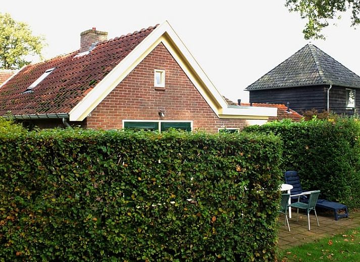 Eethoek in Huisje in Zuidwolde, vakantiehuis in Zuidwolde met uitzicht op de tuin.