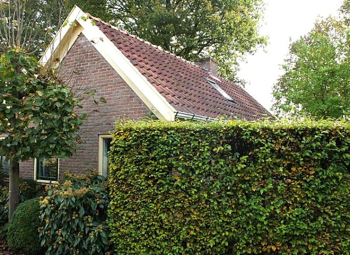 Eethoek in Huisje in Zuidwolde, vakantiehuis in Zuidwolde met uitzicht op de tuin.