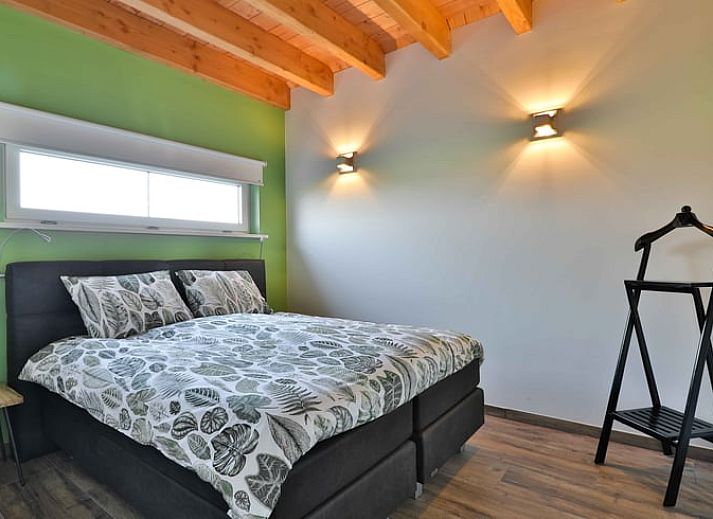 Ruim terras bij Vakantiehuis in Zuidwolde, Zuidwest Drenthe met uitzicht op groene omgeving.