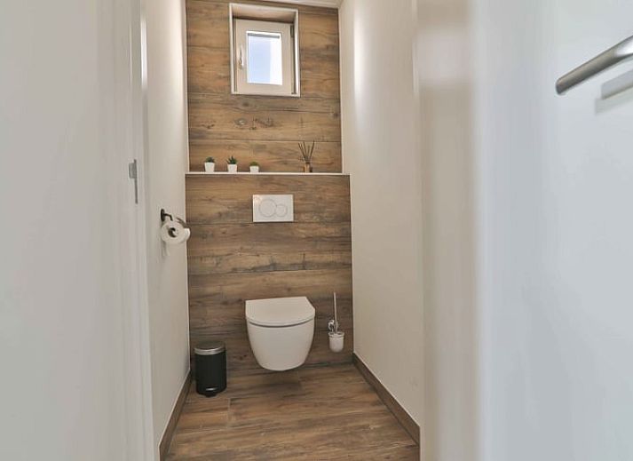 Ruim terras bij Vakantiehuis in Zuidwolde, Zuidwest Drenthe met uitzicht op groene omgeving.