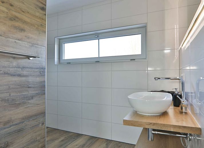 Eetruimte met natuurlijke lichtinval in Vakantiehuis in Zuidwolde, Drenthe, ideaal voor familiebijeenkomsten.