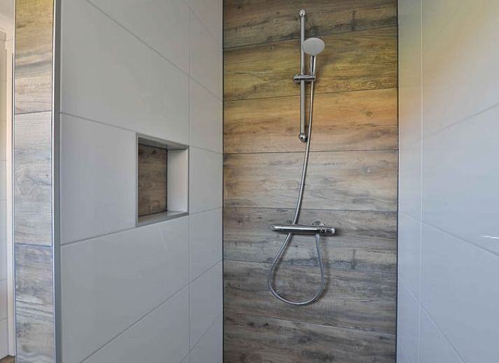 Eetruimte met natuurlijke lichtinval in Vakantiehuis in Zuidwolde, Drenthe, ideaal voor familiebijeenkomsten.