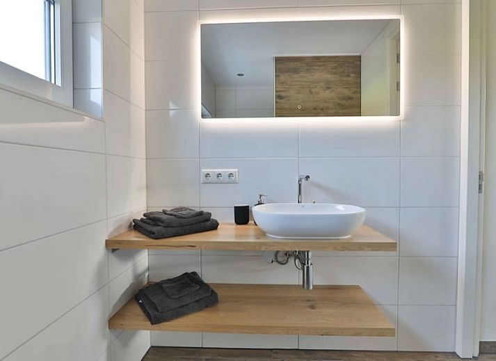 Eetruimte met natuurlijke lichtinval in Vakantiehuis in Zuidwolde, Drenthe, ideaal voor familiebijeenkomsten.