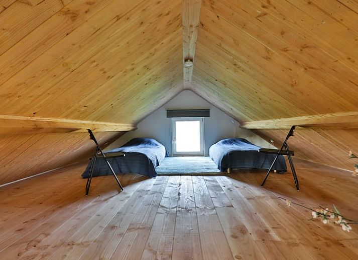 Eetruimte met natuurlijke lichtinval in Vakantiehuis in Zuidwolde, Drenthe, ideaal voor familiebijeenkomsten.