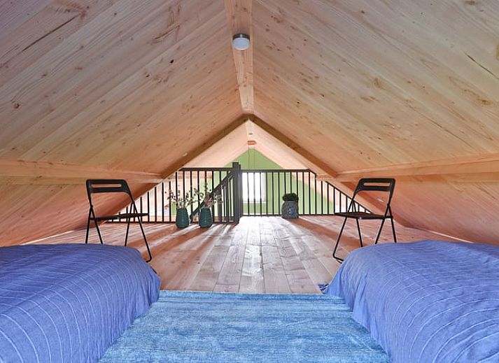 Eetruimte met natuurlijke lichtinval in Vakantiehuis in Zuidwolde, Drenthe, ideaal voor familiebijeenkomsten.