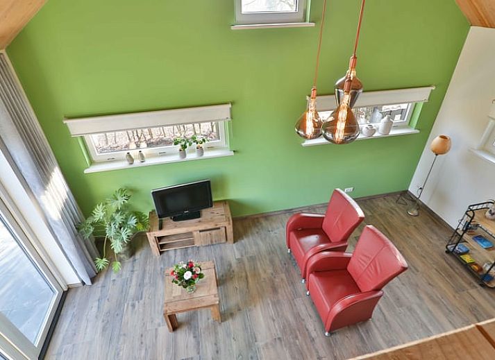 Knusse zithoek in Vakantiehuis in Zuidwolde, Zuidwest Drenthe met uitzicht op de natuur.