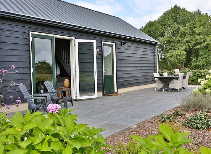 Knusse zithoek in Vakantiehuis in Zuidwolde, Zuidwest Drenthe met uitzicht op de natuur.